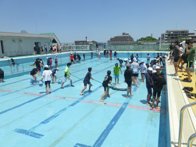 プール掃除 | 春日市立春日小学校