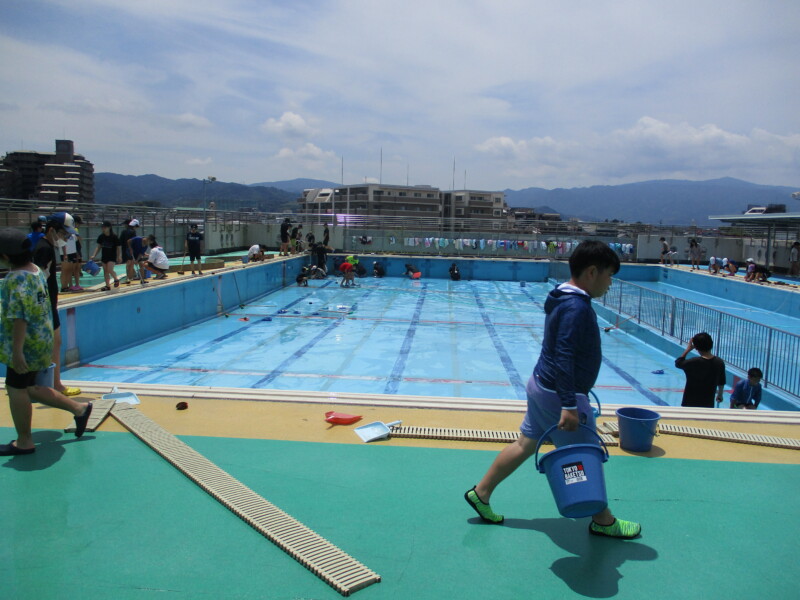 プール掃除 春日市立春日小学校 プール掃除 春日市立春日小学校